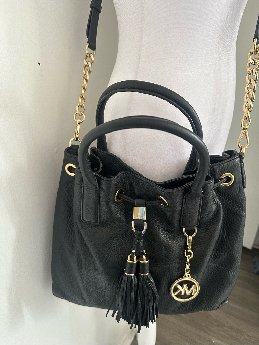 Michael Kors Camden Medium Leather Drawstring
Satchel - Black/Gold